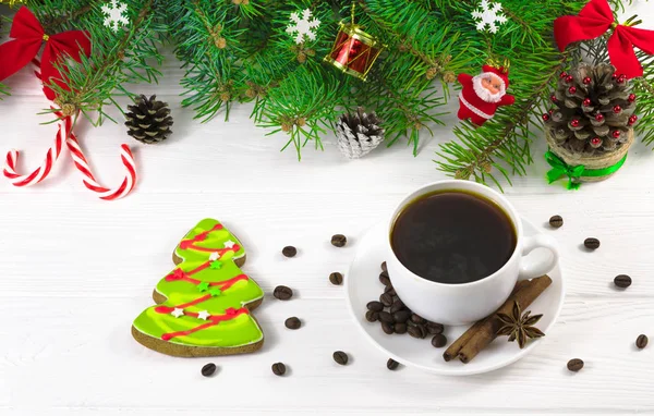 Рождественская Елка Белом Фоне Чашка Кофе — стоковое фото
