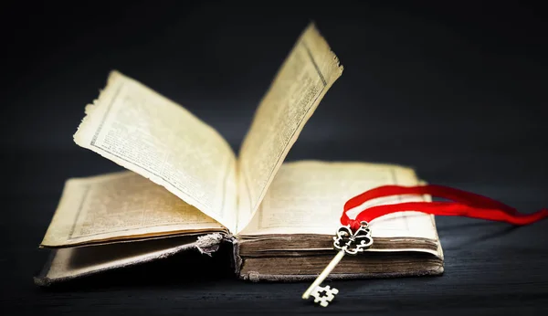 Key Open Bible — Stock Photo, Image