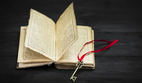 Clave Una Biblia Abierta — Foto de Stock