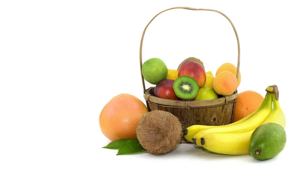 Obst Mit Einem Korb Auf Weißem Hintergrund — Stockfoto