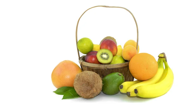 Fruit Met Een Mandje Een Witte Achtergrond — Stockfoto