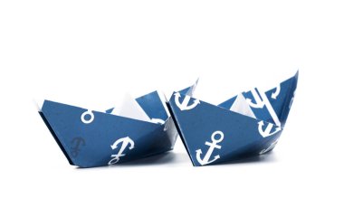 beyaz zemin üzerine kağıt tekneler