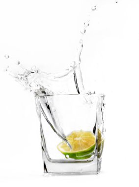 bir bardak su ile limon