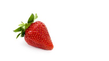 Beyaz arkaplanda çilek