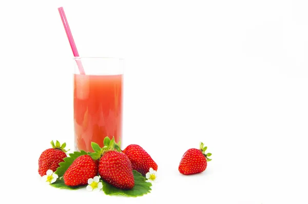 Erdbeere Und Saft Auf Weißem Hintergrund — Stockfoto