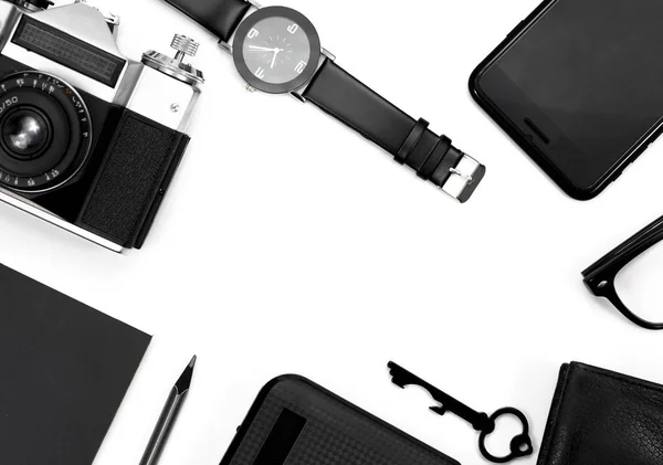 Schwarze Uhr Schwarzer Bleistift Schwarzer Notizblock Kamera Schwarze Brille Schlüssel — Stockfoto
