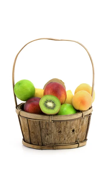Fruit Een Mand Een Witte Achtergrond — Stockfoto