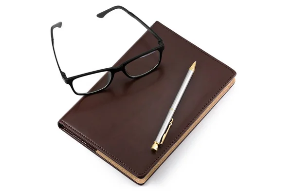 Stift Brille Und Notizbuch Auf Weißem Hintergrund — Stockfoto