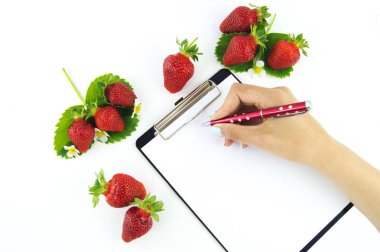 Çilek ve kağıda beyaz zemin üzerine yazma el