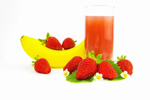 Erdbeere Bananen Und Saft Auf Weißem Hintergrund — Stockfoto