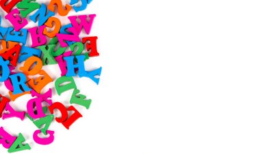 Alfabe harfleri rastgele beyaz arka plana dağılmış..