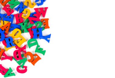 Alfabe harfleri rastgele beyaz arka plana dağılmış..