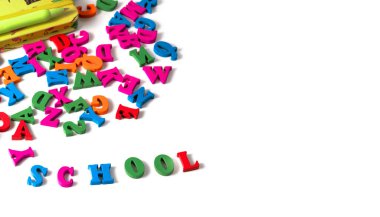 çok renkli İngilizce alfabe harfleri ve beyaz arkaplan üzerine okul tedarikçileri