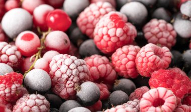 Donmuş böğürtlenler. Ahududu ve siyah frenk üzümü.