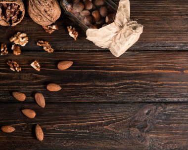 Eski ahşap arka planda karışık fındık