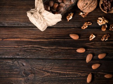 Eski ahşap arka planda karışık fındık