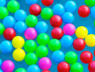 Havuzda renkli plastik toplar. Oyunlar