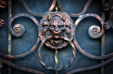 Aslan şeklinde metal bir kapı dövülmüş.
