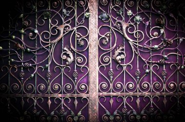 Dekoratif güzel dövülmüş metal kapı bitiş elementi