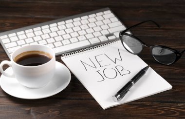 Masanın üzerinde boş bir beyaz defter, kalem ve kahve aç.