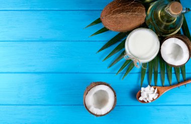 Hindistan cevizi yağı ve mavi ahşap kaplama. Sağlıklı gıda konsepti