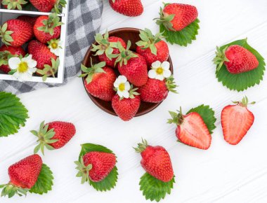 Taze çilek. Beyaz ahşap bir arka planda. Üst görünüm.