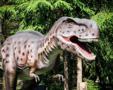 Ormanda büyük dişleri olan bir dinozor. Dinozor modeli.