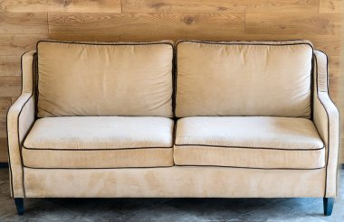 Ofisteki deri retro kanepe. Tahta bir arka planda deri kanepe..