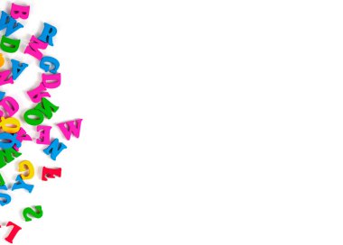 Sitenin başı ya da harfi, şablon. Tahta renkli harfler beyaz izole arkaplanda birikiyor..