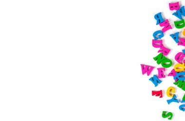 Sitenin başı ya da harfi, şablon. Tahta renkli harfler beyaz izole arkaplanda birikiyor..