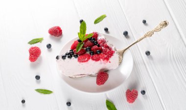 Bir dilim naneli New York peynirli keki.