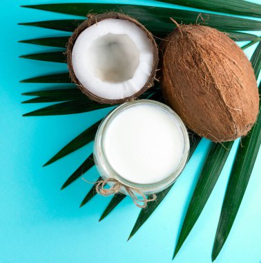 Hindistan cevizi yağı ve hindistan cevizi.