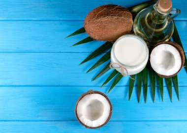 Hindistan cevizi yağı ve hindistan cevizi.