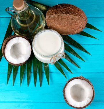 Hindistan cevizi yağı ve hindistan cevizi.