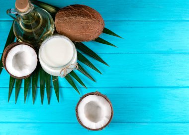 Hindistan cevizi yağı ve hindistan cevizi.