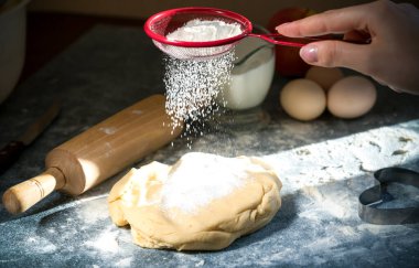 Fırıncı hamura un ekmekleri serpiyor, ellerle tart tarifleri yapıyor, mutfak masasında yemek yiyor, çalışıyor.. 