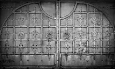 Büyük renkli sahte kapılar.