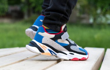 Çocukların renkli spor ayakkabıları yakın plan.