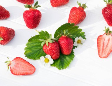 Beyaz arkaplanda kırmızı çilek