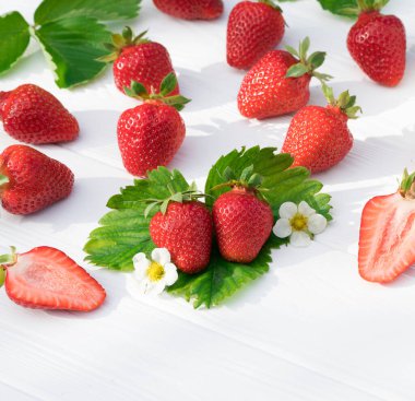 Beyaz masada olgun çilek ormanı meyveleri. Taze çilek üst görünümü.