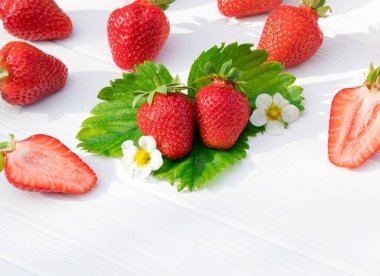 Beyaz masada olgun çilek ormanı meyveleri. Taze çilek üst görünümü.