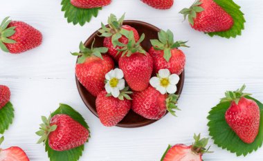 Çilekli ahşap tabak. beyaz arkaplan.