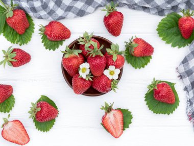 Çilekli ahşap tabak. beyaz arkaplan