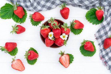 Çilekli ahşap tabak. beyaz arkaplan