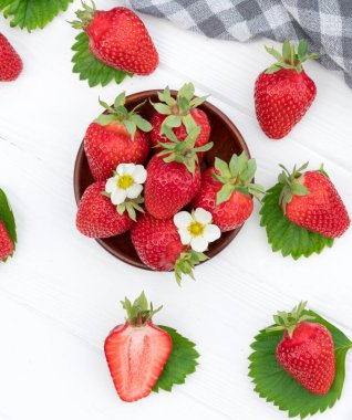 Beyaz ağaçta kırmızı çilekler