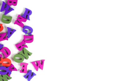 çok renkli İngilizce alfabe harfleri ve beyaz arkaplan üzerine okul tedarikçileri.