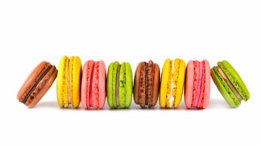 Beyaz arkaplanda renkli badem kurabiyeleri