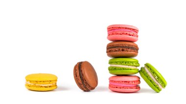 Beyaz arkaplanda renkli badem kurabiyeleri