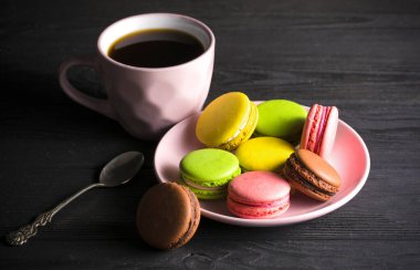 Siyah ahşap arka planda sazan ve kahve.