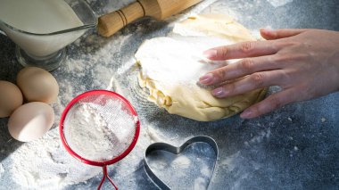 Mavi zemin üzerinde hamur olan kompozisyon, aşçılık hamur işleri